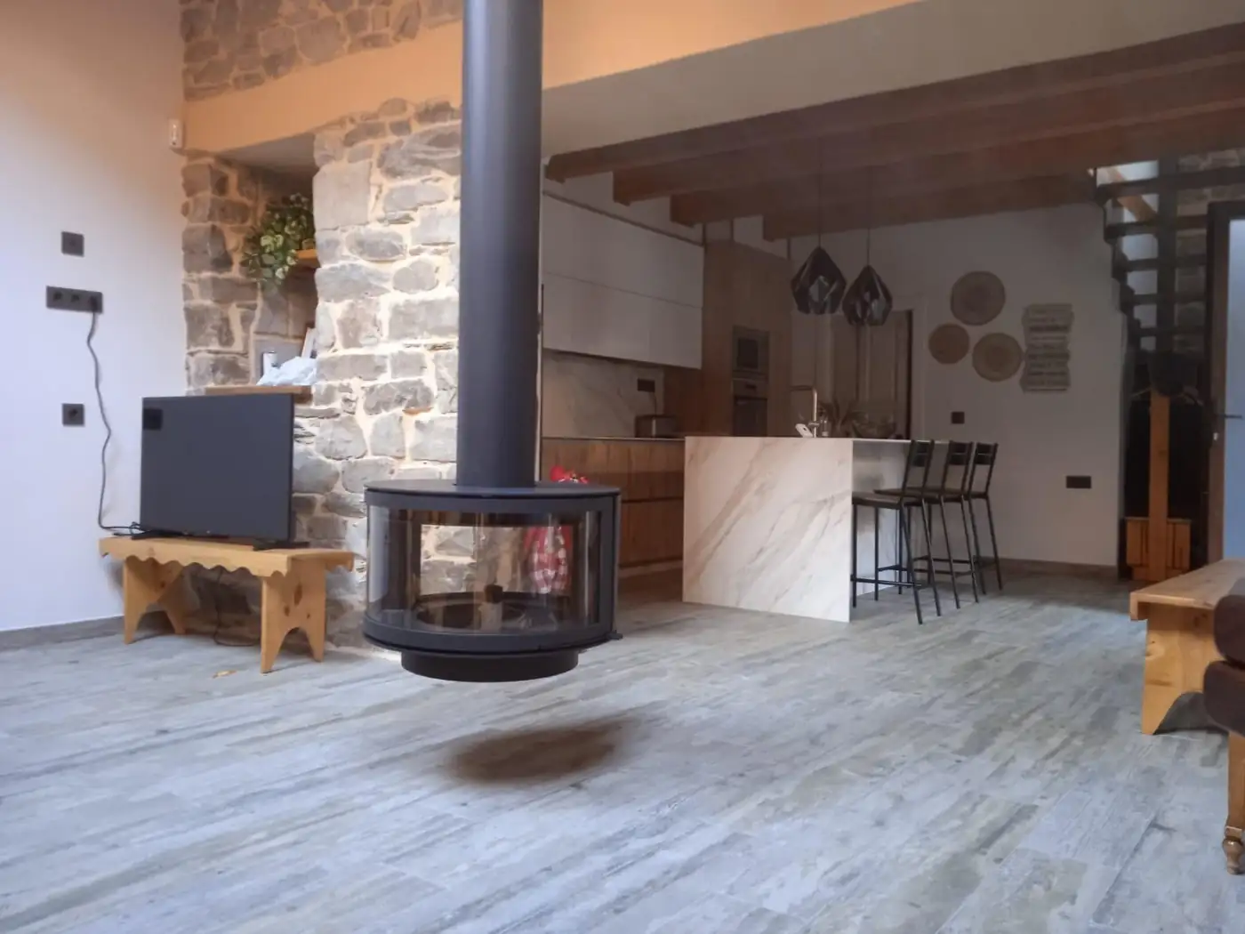Leña · Chimenea suspendida en salón abierto