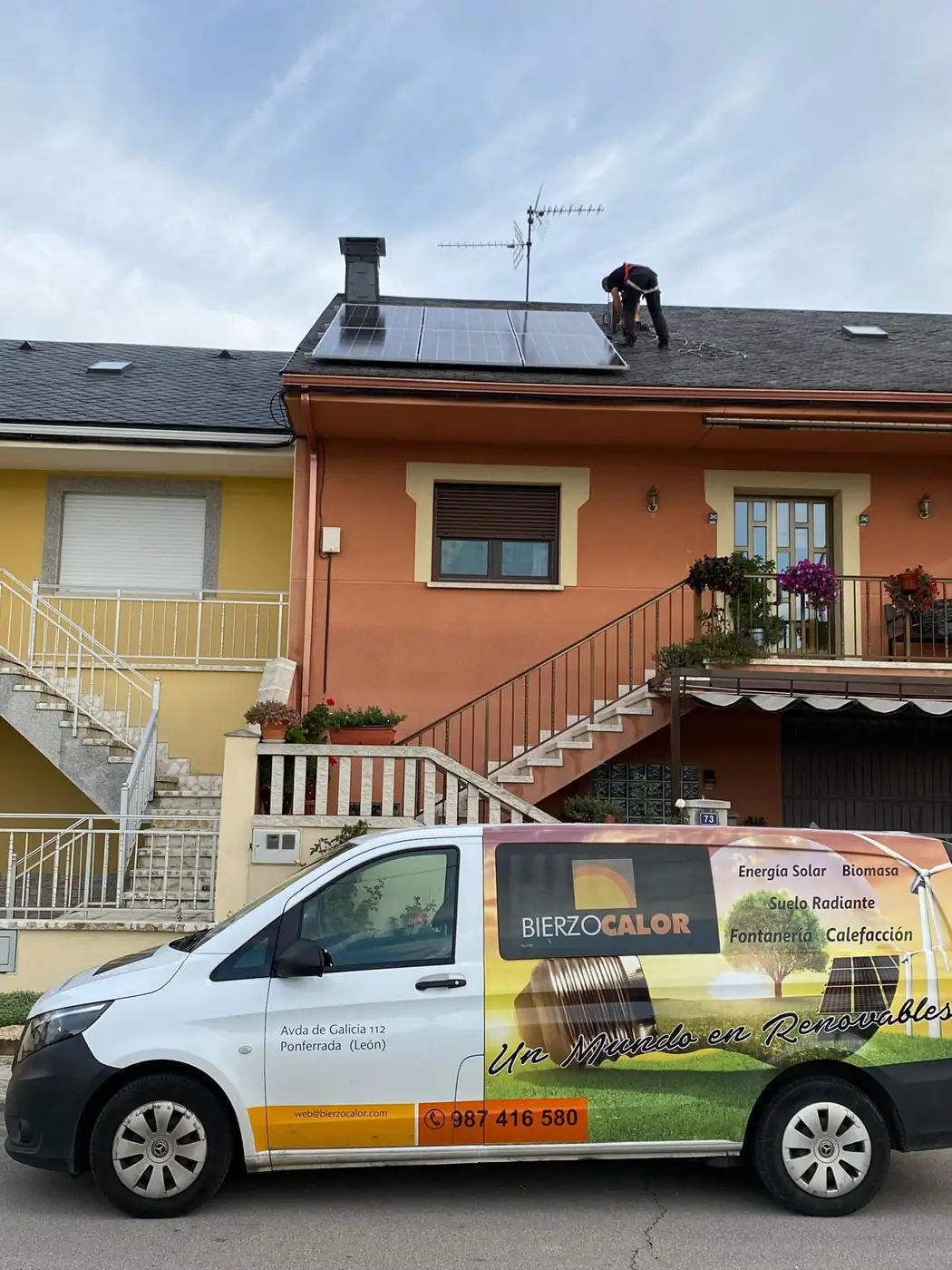 Energía solar · Montaje en tejado con la furgoneta de Bierzo Calor